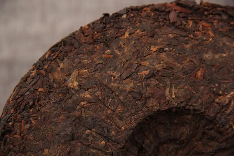 如何判斷普洱茶是否發(fā)霉？發(fā)霉的普洱茶應(yīng)該怎么處理？